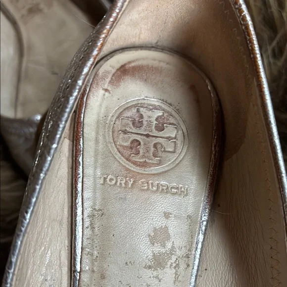 Tory Burch Silver Flats with Iconic Logo and Metallic Finish - Picture 4 of 4